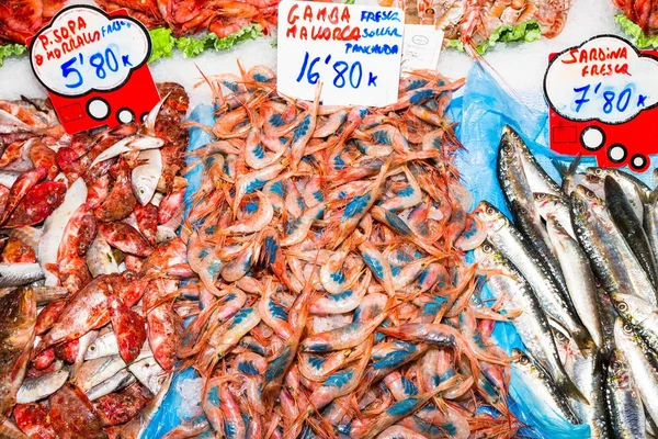 Frische Garnelen zum Verkauf auf dem Fischmarkt in Palma de Mallorca — Stockfoto