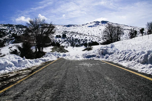 在希腊赫拉克利斯克里特岛，高山公路冬季仙境之旅、陡峭的山坡、白雪覆盖的岩石峰，为徒步旅行提供探险娱乐. — 图库照片