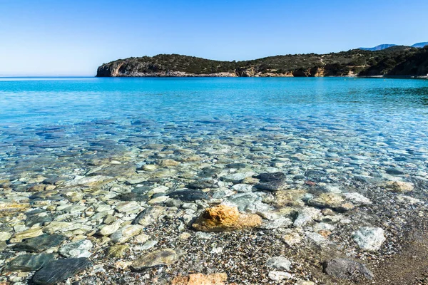 Beautiful idyllic turquoise waters coast with pebbles and rocks. — Stock Photo, Image