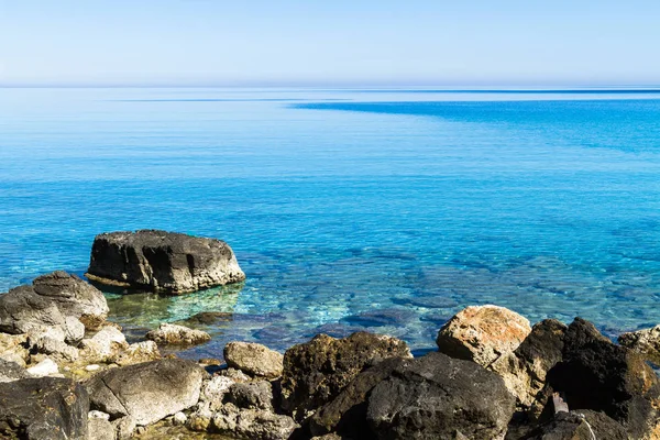 Beautiful idyllic turquoise waters coast with pebbles and rocks. — Stock Photo, Image