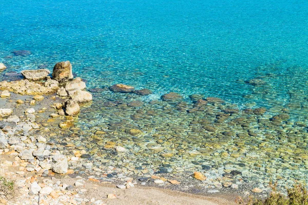 Beautiful idyllic turquoise waters coast with pebbles. — Stock Photo, Image