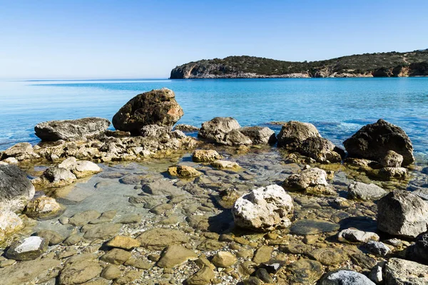 Beautiful idyllic turquoise waters coast with pebbles and rocks. — Stock Photo, Image