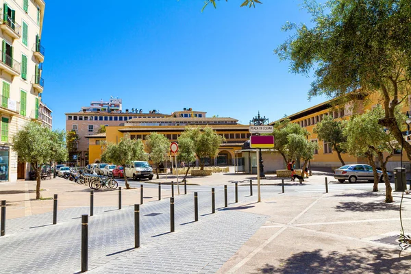 Plaza de L Olivar Olive Trees Square with the central food market on Sunday morning in Palma de Mallorca. — Stock Photo, Image