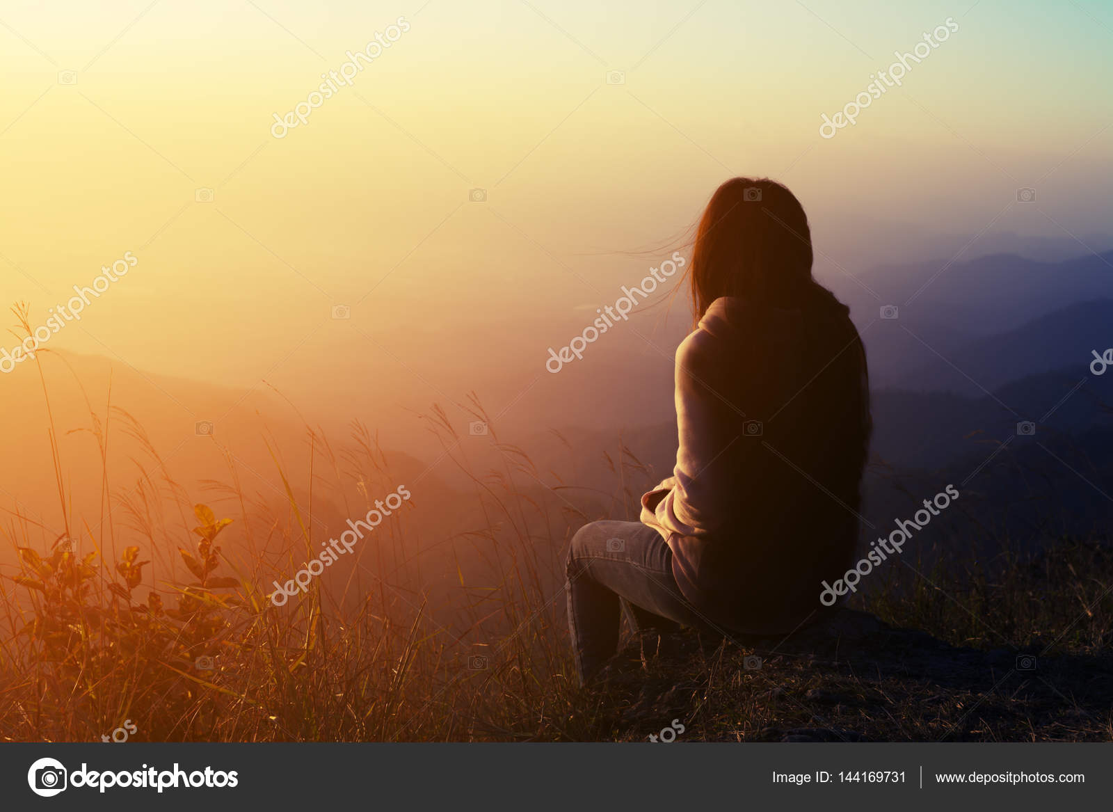 아침에 산에 앉아 실루엣 여자 — 스톡 사진 © manopjk #144169731, image size:1600x1167