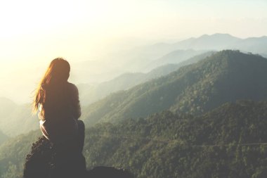sabah ve vintage filt Dağı'nda oturan siluet kadın