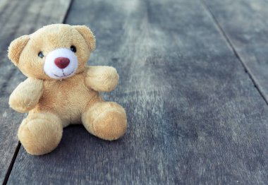 oyuncak ayı ahşap arka plan üzerinde