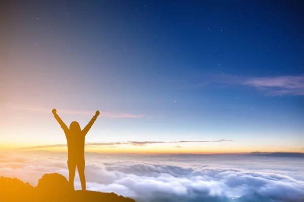 Silhouette Frau steigt morgens mit Wolke in den Berg — Stockfoto