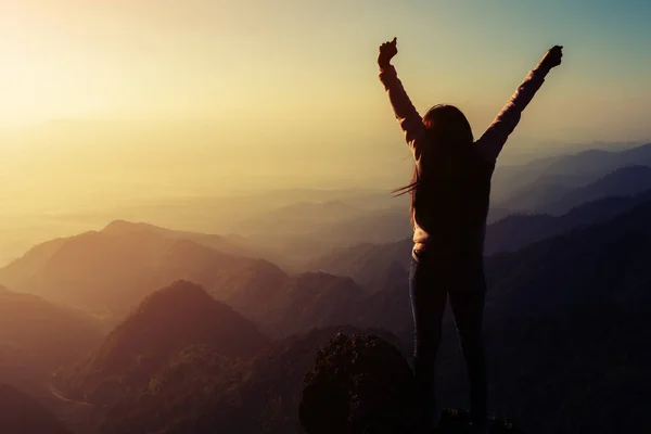 Silhouette donna alzando le mani sulla montagna al mattino con vintag — Foto Stock