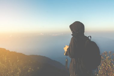turist adam ayakta vintage ile dağ tepe üzerinde ışık