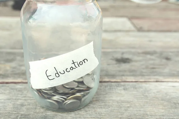 Geld besparen voor onderwijs in glas met vintage filter — Stockfoto