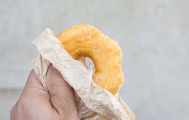 insan elinde şeker çörek