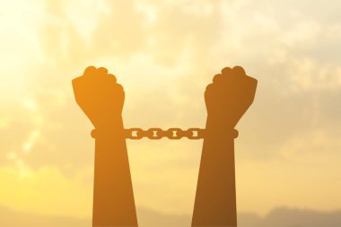 siluet el zinciri ile kilitli