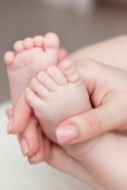 Annemin elindeki bebek ayakları.