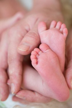Bebek ayaklar annelerin ellerinde.