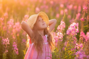 şapkalı küçük kız