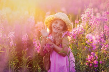 Çiçek tarlasında bir kız