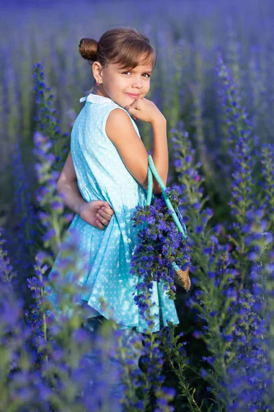 Bambina Campo Con Fiori Blu — Foto Stock