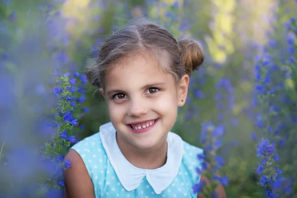 Портрет Маленької Дівчинки Блакитними Квітами — стокове фото