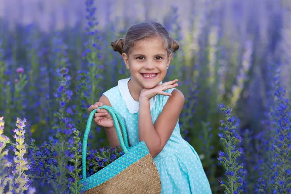 Маленька Дівчинка Полі Квітами — стокове фото