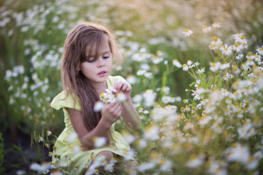 Çiçekli küçük kız