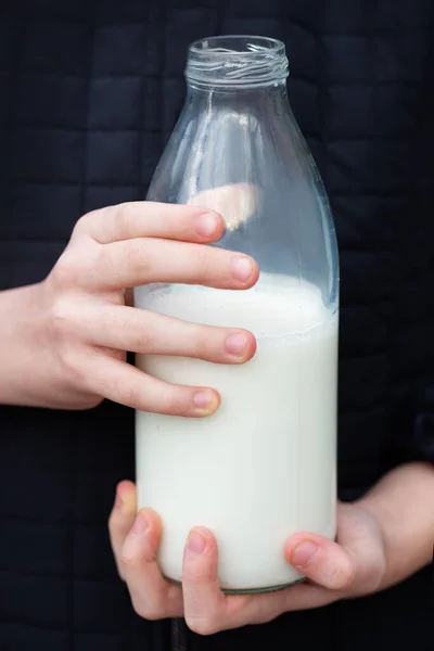 Mano Con Botella Leche —  Fotos de Stock