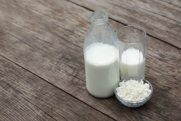 Vaso Leche Sobre Fondo Marrón —  Fotos de Stock