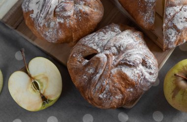 Pudra şekerli taze elmalı çörek. 