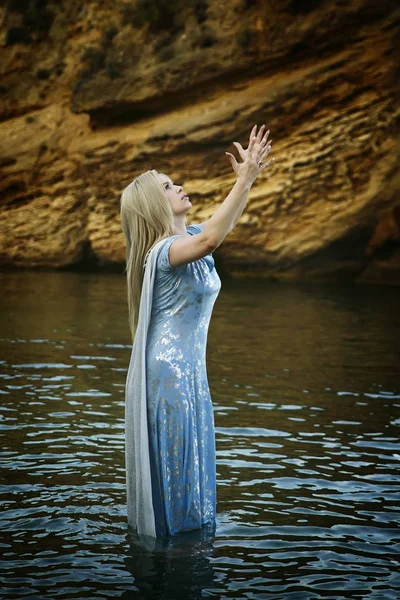 Güzel Kız Sahilde Suyun Içinde Duruyor — Stok fotoğraf
