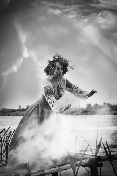 Ukrayna Elbiseli Kız Nehir Kıyısında Ivan Kupala Kutluyor — Stok fotoğraf
