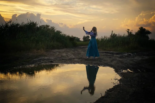 Ukrayna Elbiseli Kız Nehir Kıyısında Ivan Kupala Kutluyor — Stok fotoğraf