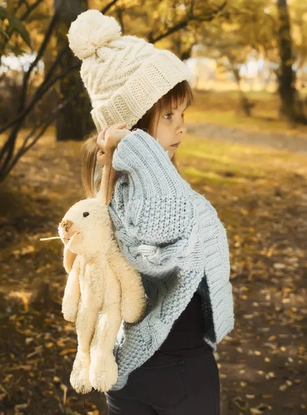 Маленька Дівчинка Іграшковим Кроликом Осінньому Парку — стокове фото