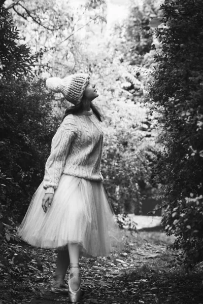 Liten Ballerina Promenad Höstparken — Stockfoto