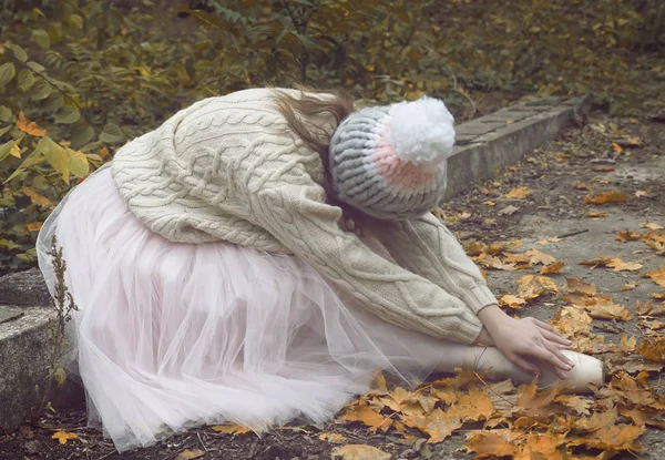 Liten Ballerina Promenad Höstparken — Stockfoto