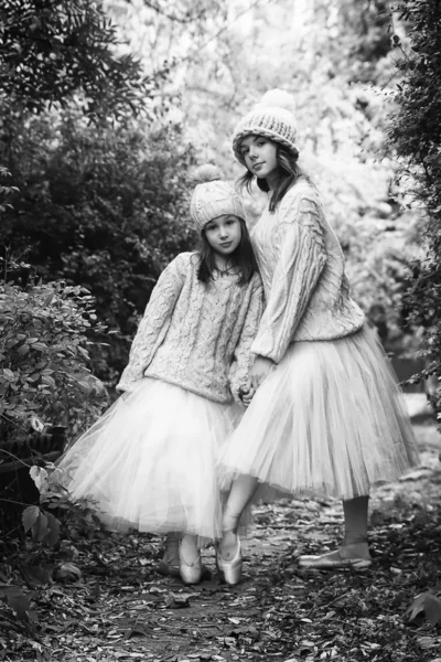 Pequeñas Bailarinas Paseo Por Parque Otoño — Foto de Stock