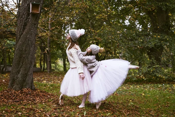 Маленькі Балерини Прогулянці Осінньому Парку Стокове Зображення
