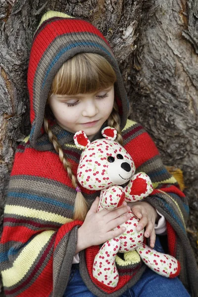 Uma Menina Para Passeio Parque Outono Com Flores Folhas Amarelas — Fotografia de Stock