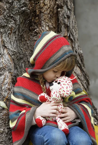 Uma Menina Para Passeio Parque Outono Com Flores Folhas Amarelas — Fotografia de Stock