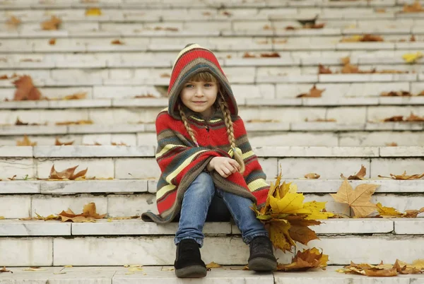 Uma Menina Para Passeio Parque Outono Com Flores Folhas Amarelas — Fotografia de Stock