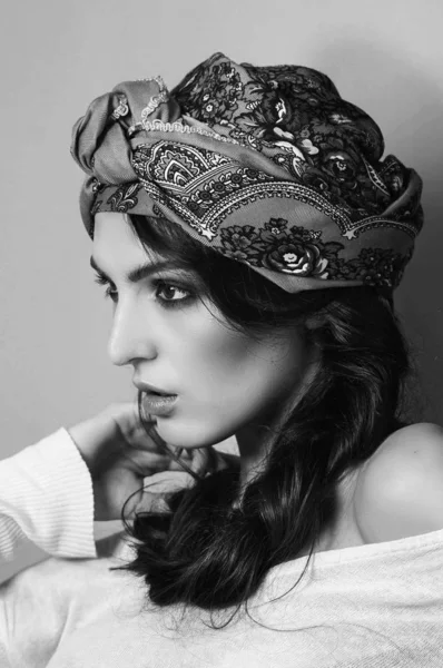 Çekici Seksi Esmer Kadın Kafasında Ipek Eşarp Lüks Makyaj Baştan — Stok fotoğraf