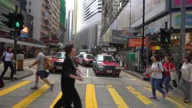 Hong Kong, Chaina, 10 Temmuz 2017: insanlar arasında Causeway meşgul sokaklarda yürürken, insanlar, Hongkong en yoğun bölgelerinden birinde bay