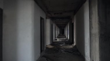 İleri izleme eski terk edilmiş binada küvet vurdu