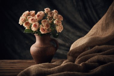 Ahşap masa üzerinde ışık Güllü güzel natürmort