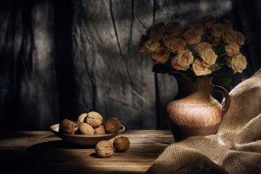 Romantik natürmort ışık gül ve ceviz ahşap tablo