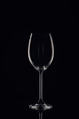 Kadehi koyu arka plan üzerinde closeup natürmort