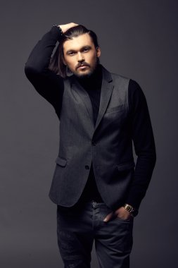 Studio yakışıklı sakallı adam
