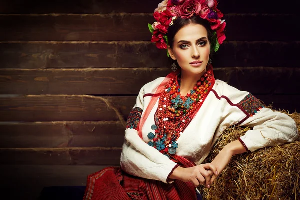 Porträtt av ung kvinna i traditionella ukrainska stil — Stockfoto