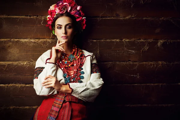 Портрет чудовій жінці в українському стилі — стокове фото