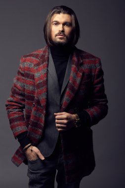Studio ceketli yakışıklı adamı