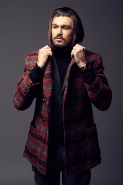 Studio poz ceketli genç adam
