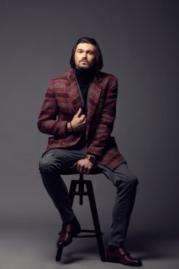 Studio poz trendy ceket modelinde yakışıklı adam